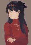  bad_id bad_pixiv_id black_bow black_hair bow cross crossed_arms fate/stay_night fate_(series) green_eyes grey_background hair_bow ishidah lips long_hair looking_to_the_side red_shirt shirt simple_background solo toosaka_rin two_side_up upper_body 