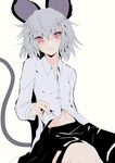  adapted_costume alternate_costume animal_ears blush grey_hair highres ishikkoro long_sleeves looking_at_viewer midriff mouse_ears mouse_tail navel nazrin parted_lips red_eyes shirt shirt_lift short_hair simple_background sitting skirt solo tail touhou vest white_background 