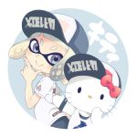  1girl baseball_cap bow cat closed_mouth clothes_writing cropped_torso crossover grey_background grey_eyes grey_hair grey_headwear hat hello_kitty hello_kitty_(character) inkling inkling_girl kusumoto_shizuru looking_at_viewer looking_to_the_side red_bow sanrio shirt short_eyebrows short_sleeves smile splatoon_(series) splatoon_2 tentacle_hair thick_eyebrows translation_request two-tone_background upper_body white_background white_shirt 