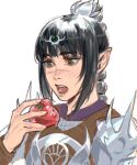  1girl apple armor baldur&#039;s_gate black_hair blunt_bangs blush circlet dungeons_&amp;_dragons food fruit green_eyes hair_ornament hand_up highres holding holding_food holding_fruit keibleh long_hair looking_at_object open_mouth pauldrons pointy_ears scar scar_on_face scar_on_nose shadowheart_(baldur&#039;s_gate) shoulder_armor sidelocks simple_background solo teeth tongue upper_body white_background 