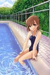 brown_eyes brown_hair chain-link_fence competition_swimsuit day fence misaka_mikoto one-piece_swimsuit outdoors pool pool_ladder poolside refraction short_hair sitting soaking_feet solo swimsuit to_aru_kagaku_no_railgun to_aru_majutsu_no_index vanishing_point water wet yunii 