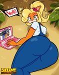 absurd_res accessory activision anthro bandicoot big_butt blue_overalls butt clothing coco_bandicoot computer crash_bandicoot_(series) dialogue electronics eyelashes eyeshadow female flower flower_in_hair fur green_eyes hair hair_accessory hi_res laptop looking_at_viewer lying makeup mammal marsupial on_side open_mouth orange_body orange_fur pink_eyeshadow plant ponytail rear_view silenttandem solo speech_bubble tan_body tan_fur text thick_thighs topwear white_clothing white_topwear wide_hips