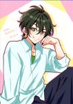  1boy black_hair black_pants character_name collarbone collared_shirt commentary drop_shadow feet_out_of_frame green_eyes green_shirt grin hair_between_eyes hamanaka_midori happy_birthday highres kokuhaku_jikkou_iinkai long_bangs looking_at_viewer male_focus multicolored_background outline pants pink_background pink_outline shirt short_hair sitting sleeves_past_elbows sleeves_rolled_up smile sophia_pie_12 teeth untucked_shirt white_background white_shirt yellow_background 