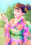  1girl blue_sky blunt_bangs blurry blurry_background brown_eyes brown_hair choubu-chan dated day double_bun floral_print floral_print_kimono flower furisode grass hair_bun hair_flower hair_ornament highres holding japanese_clothes kimono kohji leaf_print looking_at_viewer obi outdoors parted_lips pink_kimono print_kimono sash shenmue shenmue_iii signature sky solo sunflower sunflower_hair_ornament sunflower_print tree zhen_wei 