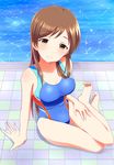  arm_support ass_visible_through_thighs barefoot blush breasts brown_eyes brown_hair competition_swimsuit head_tilt highres idolmaster idolmaster_cinderella_girls idolmaster_cinderella_girls_starlight_stage long_hair looking_at_viewer medium_breasts nitta_minami one-piece_swimsuit pool poolside sitting smile solo swimsuit thigh_gap water wattsu yokozuwari 
