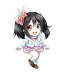  :d bangs black_hair boots bow brown_footwear chibi feathers fur-trimmed_boots fur-trimmed_gloves fur-trimmed_sleeves fur_trim gloves hair_bow hair_feathers highres kuena looking_at_viewer love_live! love_live!_school_idol_project open_mouth pom_pom_(clothes) red_eyes short_hair simple_background smile snow_halation solo standing striped striped_bow thighhighs twintails white_background white_gloves white_legwear yazawa_nico 