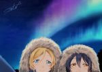  10s 2girls aurora ayase_eli bangs blonde_hair blue_eyes blue_hair blush commentary_request couple fur_trim hair_between_eyes hood hood_up love_live! love_live!_school_idol_project multiple_girls night night_sky outdoors sky smile sonoda_umi star_(sky) starry_sky suito yellow_eyes 