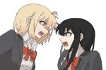  2girls annoyed black_hair black_jacket blonde_hair bright_pupils chinese_commentary collared_shirt commentary_request hair_ribbon highres inoue_takina jacket long_hair long_sleeves looking_at_another lycoris_recoil medium_hair multiple_girls nishikigi_chisato one_side_up open_clothes open_jacket open_mouth orange_eyes purple_eyes red_ribbon ribbon school_uniform shirt shouting simple_background upper_body white_background white_pupils white_shirt yanlingjinshilihuahua 