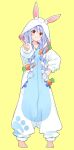  alternate_costume animal_ear_fluff animal_ears barefoot blue_hair bow braid carrot_hair_ornament carrot_in_pocket collarbone commentary_request extra_ears food-themed_hair_ornament food_in_pocket full_body hair_between_eyes hair_bow hair_ornament hakui_ami hand_on_own_hip highres hikimayu hololive hood hood_up legs_apart long_hair looking_at_viewer low_twin_braids multicolored_hair onesie parted_hair rabbit_ears rabbit_girl red_eyes short_eyebrows simple_background smile standing swept_bangs thick_eyebrows twin_braids two-tone_hair usada_pekora v virtual_youtuber white_bow white_hair yellow_background 