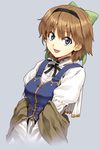  blue_eyes bow breastplate brown_hair face fringe_trim hair_bow hairband luna_(reclaimed_land) neck_ribbon open_mouth original ribbon simple_background smile solo upper_body v_arms 