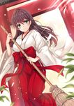  ahoge arch bamboo_broom blue_eyes blush bow broom brown_hair cherry_blossoms closed_mouth eyebrows eyebrows_visible_through_hair hakama harimoji highres holding holding_broom japanese_clothes kimono leaf light_rays long_hair long_sleeves looking_at_viewer miko moe2016 original outdoors petals plant red_bow red_hakama smile solo sunlight tareme torii wide_sleeves wind 
