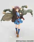  blue_socks coat figure nagato_yuki reach scarf school_uniform skirt socks suzumiya_haruhi_no_shoushitsu suzumiya_haruhi_no_yuuutsu winter_coat 