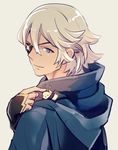  animal animal_on_shoulder animalization back bird bird_on_shoulder blonde_hair blue_eyes closed_eyes eyepatch fire_emblem fire_emblem_if grey_background hood hood_down hoodie leon_(fire_emblem_if) miyuki_ruria simple_background white_hair zero_(fire_emblem_if) 