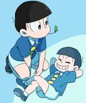  arms_behind_head black_hair blue_background child male_focus matsuno_choromatsu noruberusu osomatsu-kun protected_link sextuplet_(osomatsu-kun) short_sleeves shorts simple_background smile solo squatting straw_(stalk) wing_collar 