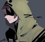  1boy brown_hair character_name closed_mouth from_side green_jumpsuit grey_background hood hood_up hooded_jumpsuit jumpsuit kotorai male_focus marumaru_no_shuyaku_wa_wareware_da! shaded_face short_hair signature solo upper_body zipper zom 