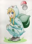  :d absurdres blonde_hair blue_eyes bulbasaur bulbasaur_(cosplay) cosplay costume dokka_no_kuni_no_kokuou gen_1_pokemon grass highres open_mouth open_poke_ball poke_ball poke_ball_(generic) pokemon simple_background smile solo squatting toshinou_kyouko traditional_media v white_background yuru_yuri 