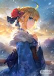  1girl absurdres ahoge arm_at_side artist_name artoria_pendragon_(all) back_bow backlighting blonde_hair blue_bow blue_eyes blue_kimono blush bow closed_mouth commentary_request day fate/grand_order fate_(series) floral_print flower from_side fur gradient_sky hair_bun hair_flower hair_ornament hand_on_own_chest highres japanese_clothes kimono long_sleeves looking_at_viewer looking_to_the_side nose_blush obi outdoors patipat_asavasena print_kimono railing red_flower saber sash short_hair sidelocks sky smile snowing solo sunlight upper_body wide_sleeves 