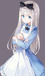  alice_(wonderland) alice_in_wonderland black_bow blue_dress blue_eyes bow bowtie cowboy_shot crossed_arms dress eyebrows_visible_through_hair grey_hair hair_bow highres long_hair pinafore_dress shikuro_(iorimiyakiyo) silver_hair simple_background solo very_long_hair 