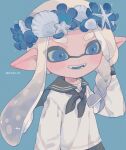  0come_0o 1girl artist_name blue_background blue_eyes braid commentary_request gradient_hair grey_hair head_wreath highres inkling inkling_girl long_hair multicolored_hair open_mouth pointy_ears sailor_collar sailor_shirt shirt simple_background smile solo splatoon_(series) splatoon_3 teeth tentacle_hair thick_eyebrows twitter_username two-tone_hair upper_body white_hair 