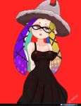  1girl aqua_hair black_dress blonde_hair breasts cowboy_shot domino_mask dress grey_eyes grey_headwear highres inkling long_hair looking_at_viewer mask medium_breasts multicolored_hair open_mouth pointy_ears purple_hair red_background simple_background solo splatoon_(series) splatoon_3 strap_slip suction_cups tentacle_hair vcampan yoko_(splatoon) 