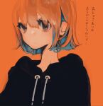  1girl anry_(rmrnmrm) black_hoodie blue_hair closed_mouth colored_inner_hair commentary_request drawstring highres hood hood_down hoodie multicolored_hair orange_background orange_hair original short_hair simple_background solo translation_request upper_body 