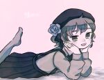  1girl arm_support beret black_headwear black_ribbon black_skirt brown_eyes brown_hair character_name commentary_request flower foot_out_of_frame foot_up from_side grey_shirt grey_socks hands_on_own_chin hat hat_flower hat_ribbon hatoba_tsugu looking_at_viewer looking_to_the_side lying mole mole_under_eye on_stomach open_mouth pink_background pleated_skirt ribbon shirt short_hair skirt smile socks solo suspender_skirt suspenders translation_request tsugu_(vtuber) virtual_youtuber zunda_mochiko 