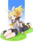  1girl aqua_eyes back-to-back bad_id bad_pixiv_id blonde_hair brother_and_sister hair_ornament hair_ribbon hairclip kagamine_len kagamine_rin mofu ribbon short_hair shorts siblings sitting smile twins vocaloid yokozuwari 