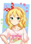  blonde_hair blue_background blush bow clothes_writing collarbone commentary_request flower green_eyes hair_bow hairband hand_on_hip idolmaster idolmaster_cinderella_girls idolmaster_cinderella_girls_starlight_stage looking_at_viewer pink_shirt plaid plaid_bow red_bow sakurai_momoka shirt short_hair smile sparkle t-shirt takeashiro wavy_hair 