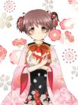  alisa_(girls_und_panzer) bag bangs bow brown_eyes brown_hair chikomayo closed_mouth floral_background floral_print girls_und_panzer hair_bow holding japanese_clothes kimono light_smile looking_at_viewer pink_kimono print_kimono short_hair short_twintails solo standing twintails upper_body white_background 