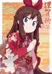  1girl bangs bow brown_hair closed_mouth commentary_request eyebrows_visible_through_hair floral_print green_eyes hair_ribbon hairband hands_up happy_new_year highres japanese_clothes kimono long_hair long_sleeves looking_at_viewer nazonazo_(nazonazot) new_year obi original own_hands_together red_bow red_hairband red_kimono ribbon santa_costume sash seigaiha shiny shiny_hair sidelocks smile solo standing tress_ribbon very_long_hair wide_sleeves yellow_background 