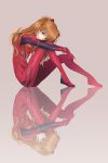  blue_eyes bodysuit breasts brown_hair full_body grey_background hair_ornament long_hair looking_at_viewer mono_monom neon_genesis_evangelion plugsuit red_bodysuit reflection shiny shiny_clothes simple_background sitting small_breasts smile solo soryu_asuka_langley 