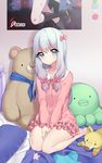  bangs barefoot blue_eyes bow eromanga_sensei frills full_body gradient_hair hair_bow hair_ribbon highres izumi_sagiri long_hair looking_at_viewer multicolored_hair on_bed pajamas pink_bow poster_(object) ribbon roro_(shisi4656) seiza silver_hair sitting solo tress_ribbon v_arms 