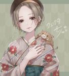  1girl 2019 animal animal_on_shoulder ao+beni bangs beret black_eyes boar brown_hair brown_hat brown_kimono brown_nails chinese_zodiac closed_mouth commentary_request dated earrings eyeshadow floral_print green_background green_hakama hakama hand_up hat head_tilt japanese_clothes jewelry kimono lips long_sleeves looking_at_viewer makeup nail_polish new_year original parted_bangs print_kimono shiny shiny_hair short_hair signature smile striped striped_kimono tassel upper_body yagasuri year_of_the_pig 