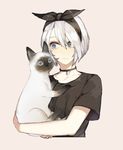  alternate_costume animal bangs black_shirt blue_eyes cat choker closed_mouth expressionless hair_between_eyes hairband highres holding holding_animal holding_cat jewelry lavender_background looking_at_another mole mole_under_mouth nier_(series) nier_automata pendant pullssack shirt short_hair simple_background solo swept_bangs t-shirt upper_body yorha_no._2_type_b 