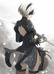  black_blindfold black_dress black_hairband blindfold cowboy_shot dress grey_background hairband highres holding holding_sword holding_weapon kou_v05first looking_back nier_(series) nier_automata profile short_dress short_hair silver_hair solo standing sword thighhighs weapon yorha_no._2_type_b 