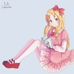  artist_name blonde_hair blue_background book bow dress drill_hair eromanga_sensei frilled_dress frills from_side full_body hairband la_campanella lolita_fashion long_hair looking_at_viewer mary_janes pink_dress pointy_ears red_bow red_eyes red_footwear shoes sitting smile solo thighhighs twin_drills white_legwear yamada_elf 