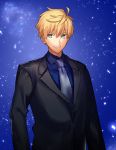  arthur_pendragon_(fate) black_jacket blonde_hair blue_background blue_shirt fate/prototype fate_(series) formal green_eyes grey_neckwear grin hair_between_eyes highres jacket looking_at_viewer male_focus necktie seseragi_azuma shirt smile solo upper_body 