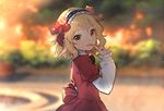  blonde_hair blush bow commentary_request finger_to_mouth flower green_eyes hair_bow hair_flower hair_ornament hairband idolmaster idolmaster_cinderella_girls long_sleeves looking_at_viewer open_mouth outdoors rose sakurai_momoka short_hair smile solo teiryoku_lolita 