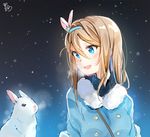  artist_name bad_id bad_pixiv_id bangs blonde_hair blue_eyes blush breath bunny coat commentary eyebrows_visible_through_hair girls_frontline hair_between_eyes hair_intakes hairband long_hair looking_at_another moong_gya open_mouth sidelocks signature smile snow solo suomi_kp31_(girls_frontline) teeth upper_body 