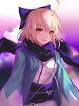  ahoge bangs black_bow black_scarf blonde_hair bow eyebrows_visible_through_hair fate/grand_order fate_(series) hair_bow japanese_clothes jname kimono long_sleeves looking_at_viewer obi okita_souji_(fate) okita_souji_(fate)_(all) open_clothes open_mouth sash scarf short_hair solo teeth upper_body wide_sleeves yellow_eyes 