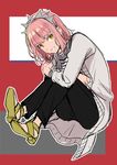  alternate_costume alternate_hair_length alternate_hairstyle casual fate/grand_order fate_(series) grin highres looking_at_viewer medb_(fate)_(all) medb_(fate/grand_order) pink_hair sandals shimo_(s_kaminaka) short_hair smile solo yellow_eyes 