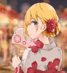  blonde_hair blue_eyes blush fan festival flower flower_request from_behind gamers! hair_flower hair_ornament highres japanese_clothes kimono looking_at_viewer looking_back paper_fan smile tendou_karen uchiwa wing_(aiastor) yukata 