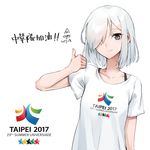  2017_taipei_universiade bangs closed_mouth collarbone dated grey_eyes grey_hair hair_over_one_eye looking_at_viewer oopartz_yang original shirt short_sleeves silver_hair simple_background smile solo t-shirt thumbs_up tsurime uma_(oopartz_yang) upper_body white_background 