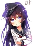  &gt;:) akatsuki_(kantai_collection) anchor_symbol artist_name black_hair black_hat black_sailor_collar blush closed_mouth dosu_(yodosu) eyebrows_visible_through_hair flat_cap hair_between_eyes hat highres kantai_collection long_hair looking_at_viewer neckerchief purple_eyes red_neckwear sailor_collar simple_background smile smug solo upper_body v-shaped_eyebrows white_background 