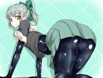  all_fours aqua_background ass ayuayu_(shouyu_no_sato) black_bodysuit bodysuit bodysuit_under_clothes bow brown_eyes commentary_request green_bow grey_hair hair_bow kantai_collection kneeling latex long_hair looking_at_viewer looking_back midriff ponytail sidelocks skin_tight solo thighs yuubari_(kantai_collection) 
