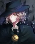  bangs black_neckwear blonde_hair cape closed_mouth collared_shirt edmond_dantes_(fate/grand_order) fate/grand_order fate_(series) hair_between_eyes hat highres looking_at_viewer male_focus necktie purple_background shirt solo tanaji top_hat twitter_username upper_body white_shirt yellow_eyes 