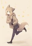  animal_ears bag bangs batta_(kanzume_quality) beanie black_footwear black_gloves black_legwear blonde_hair blue_pants closed_mouth coat eyebrows_visible_through_hair fox_ears fox_tail fox_wife_(batta_(kanzume_quality)) full_body gloves green_eyes hat hood hood_down long_sleeves looking_at_viewer original pants running shoes shoulder_bag slit_pupils smile socks solo standing standing_on_one_leg tail winter_clothes winter_coat 