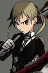  bangs black_jacket blonde_hair formal frown gloves green_eyes green_neckwear hankuri holding holding_weapon jacket long_hair long_sleeves maka_albarn necktie over_shoulder parted_lips scythe shirt solo soul_eater soul_eater_(character) suit twintails upper_body v-shaped_eyebrows weapon weapon_over_shoulder white_gloves white_shirt wing_collar 