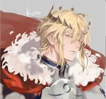  agentj armor artist_name artoria_pendragon_(all) artoria_pendragon_(lancer) cape commentary_request crown fate/grand_order fate_(series) fur_trim genderswap genderswap_(ftm) green_eyes grey_background looking_at_viewer male_focus parted_lips red_cape sidelocks simple_background upper_body 