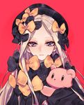  abigail_williams_(fate/grand_order) bangs black_bow black_dress black_hat blonde_hair blue_eyes blush bow closed_mouth commentary_request dress eyebrows_visible_through_hair fate/grand_order fate_(series) hair_bow hat long_hair long_sleeves looking_at_viewer object_hug orange_bow parted_bangs polka_dot polka_dot_bow red_background rimsuk simple_background sleeves_past_wrists solo stuffed_animal stuffed_toy teddy_bear 